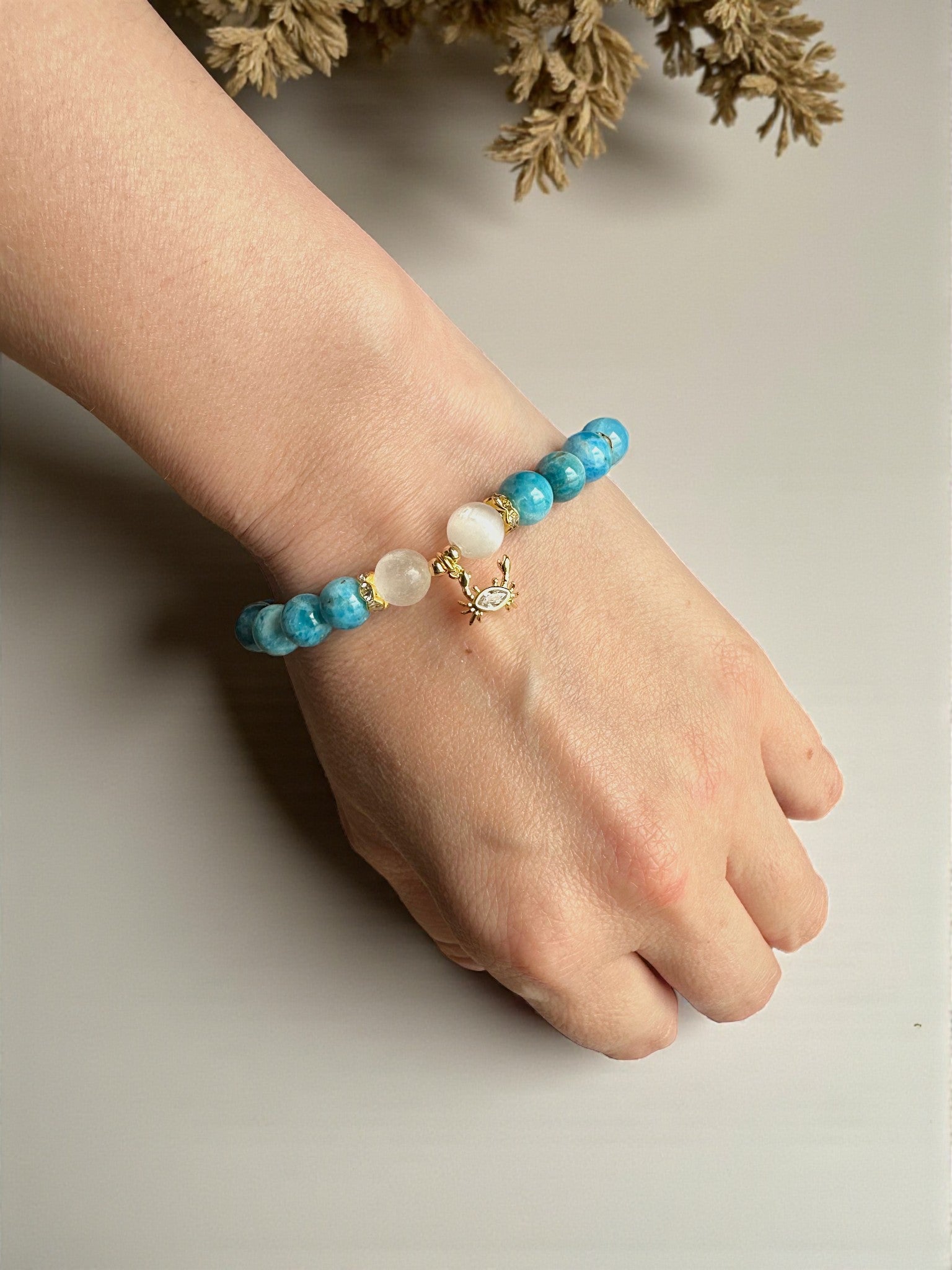 Beaded crystal bracelet combining blue apatite and selenite stones