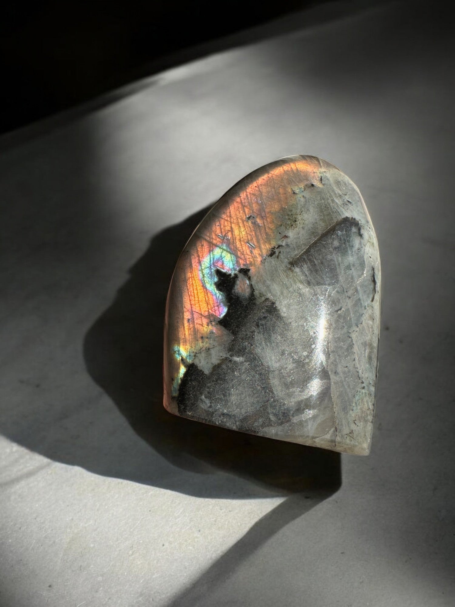 Eye-catching labradorite crystals with sunset flash patterns