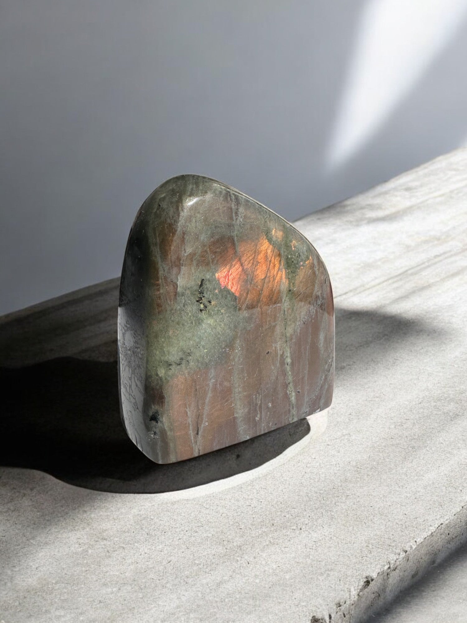 Raw labradorite free form with beautiful flashy crystals